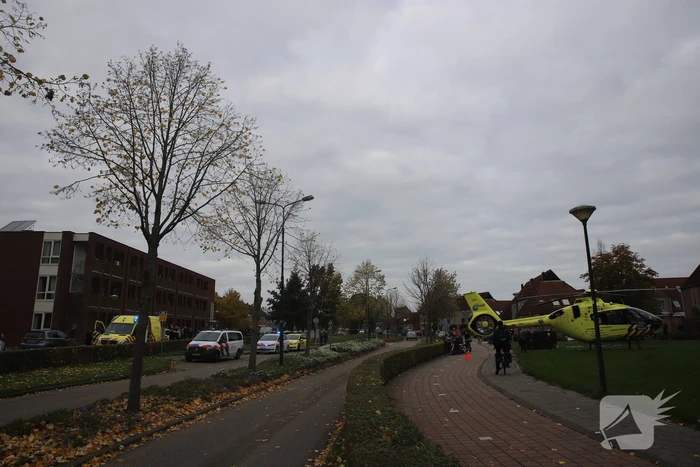 Traumahelikoper landt voor gewond persoon