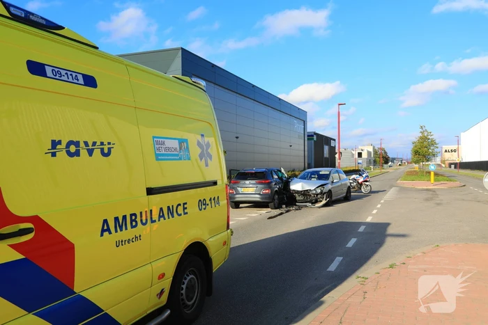 Veel schade bij botsing op kruispunt