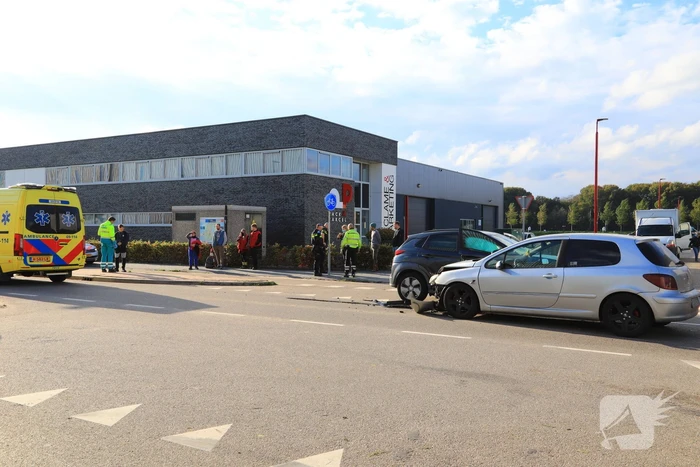 Veel schade bij botsing op kruispunt