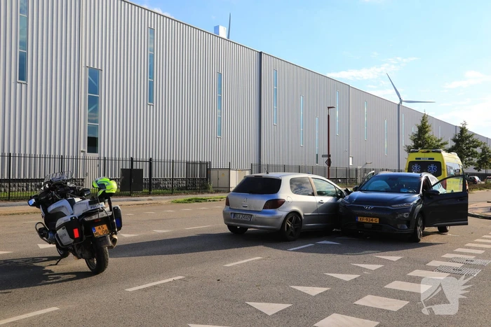 Veel schade bij botsing op kruispunt