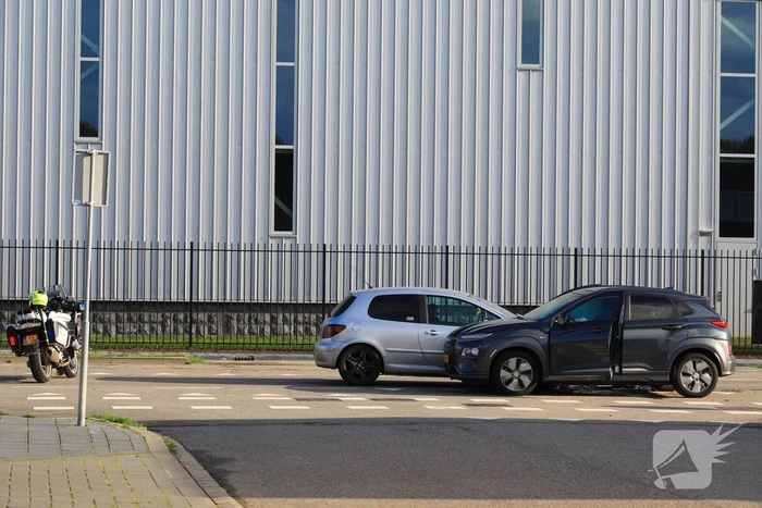 Veel schade bij botsing op kruispunt