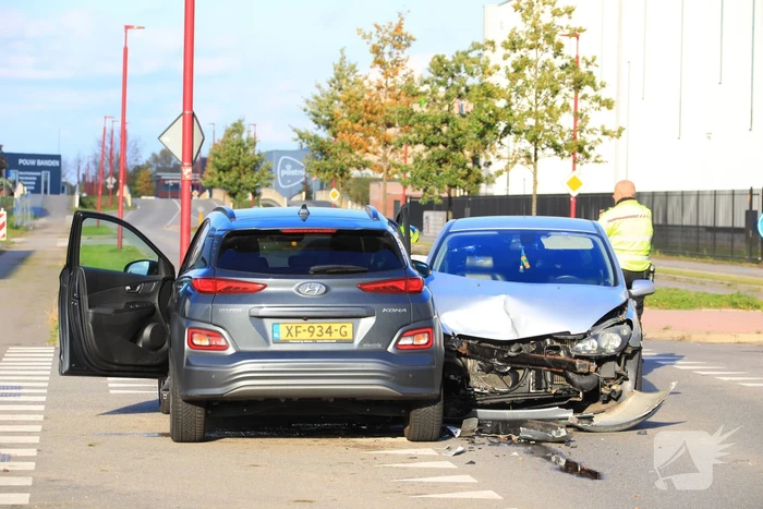 Veel schade bij botsing op kruispunt