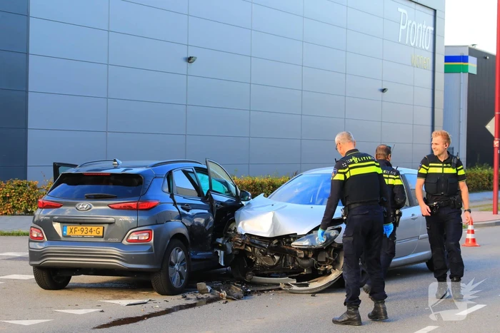 Veel schade bij botsing op kruispunt