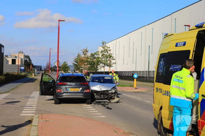 Veel schade bij botsing op kruispunt