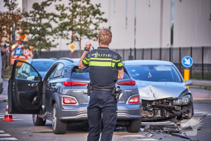 Veel schade bij botsing op kruispunt