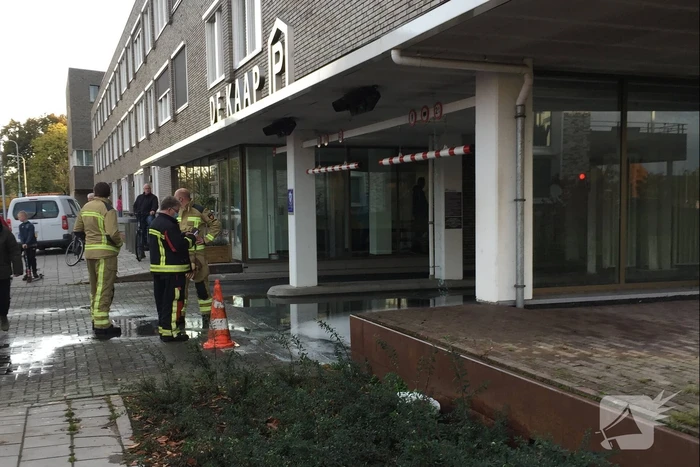 Hoogtebalk komt tegen sprinklerinstallatie met waterballet als gevolg