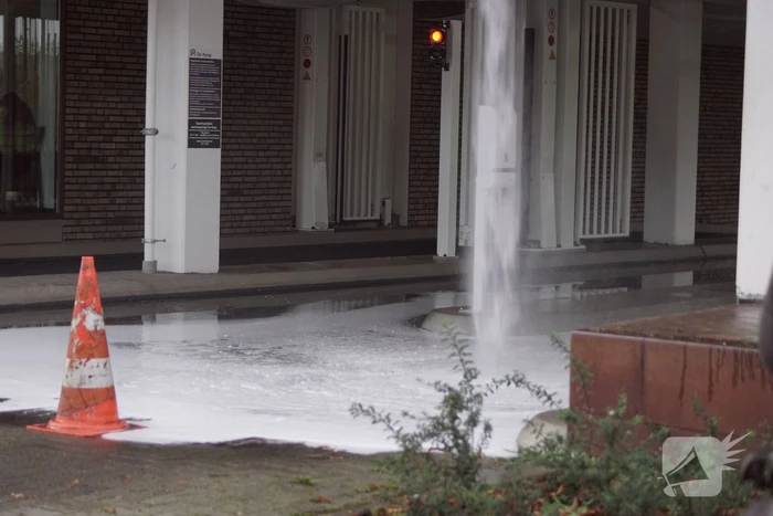 Hoogtebalk komt tegen sprinklerinstallatie met waterballet als gevolg