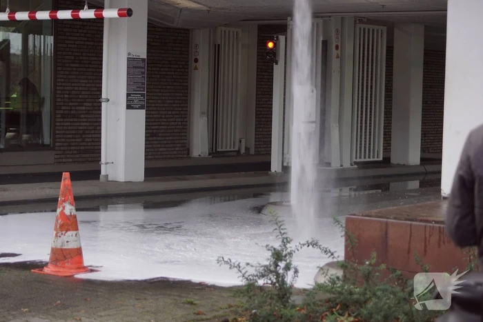 Hoogtebalk komt tegen sprinklerinstallatie met waterballet als gevolg