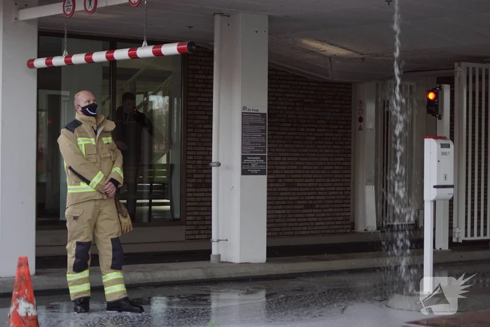 Hoogtebalk komt tegen sprinklerinstallatie met waterballet als gevolg