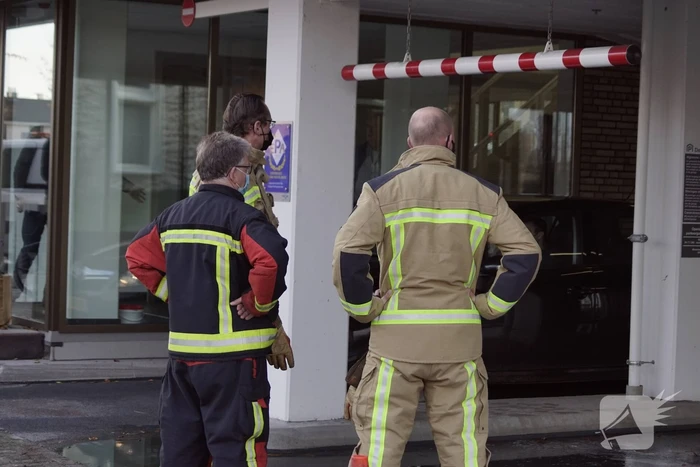 Hoogtebalk komt tegen sprinklerinstallatie met waterballet als gevolg