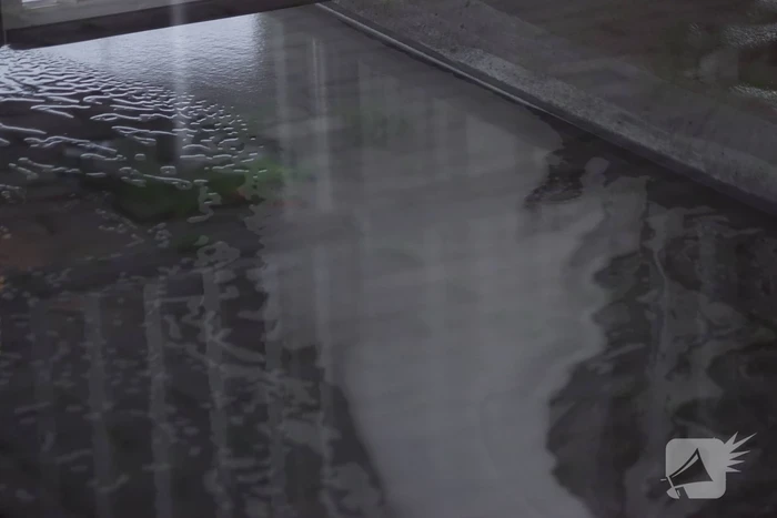 Hoogtebalk komt tegen sprinklerinstallatie met waterballet als gevolg