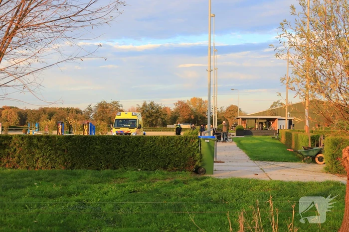 Persoon zwaargewond op paardenmanege