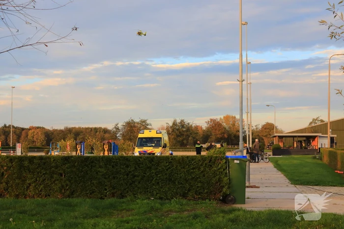 Persoon zwaargewond op paardenmanege