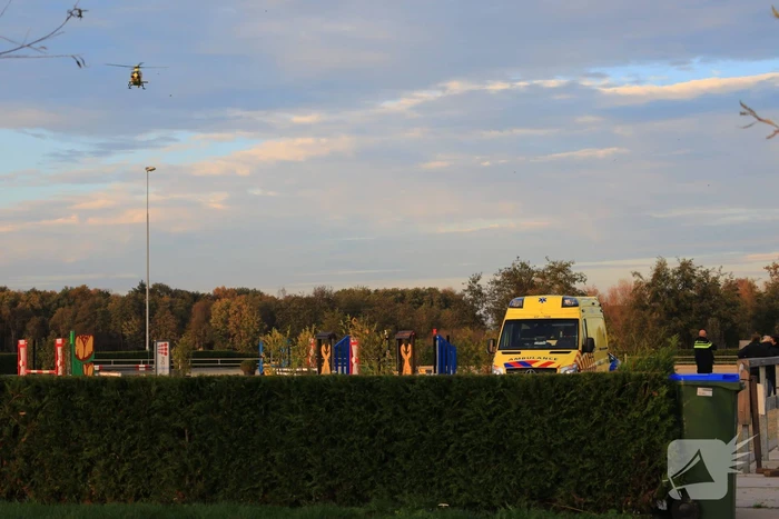 Persoon zwaargewond op paardenmanege