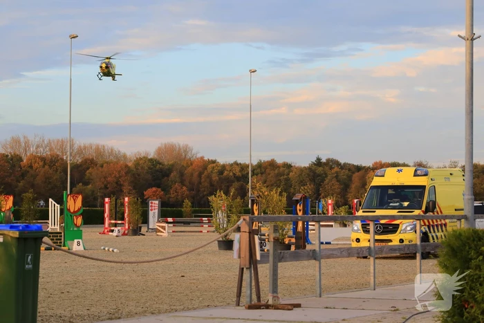 Persoon zwaargewond op paardenmanege