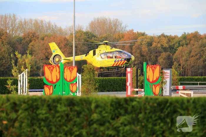 Persoon zwaargewond op paardenmanege