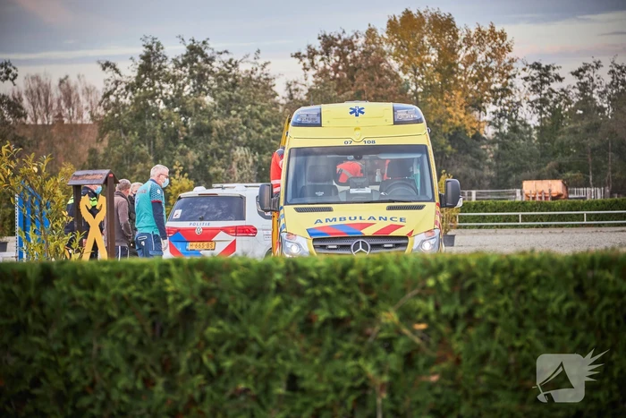 Persoon zwaargewond op paardenmanege