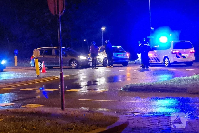 Twee auto's zien elkaar over het hoofd