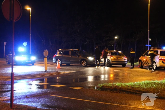 Twee auto's zien elkaar over het hoofd