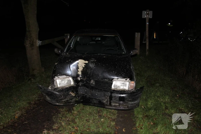 Jongeren botsen tegen boom tijdens crossen