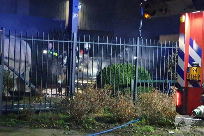 Auto uitgebrand op terrein van Dutch Deco Finish