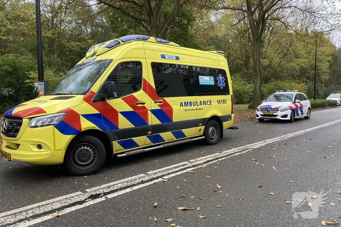Automobilist botst op trailer van vrachtwagen