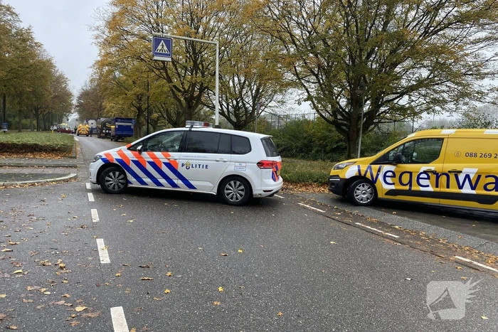 Automobilist botst op trailer van vrachtwagen