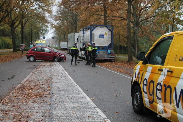 Automobilist botst op trailer van vrachtwagen