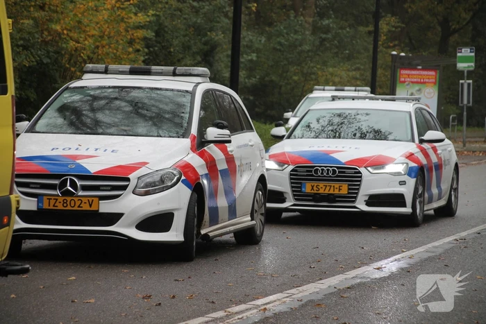 Automobilist botst op trailer van vrachtwagen