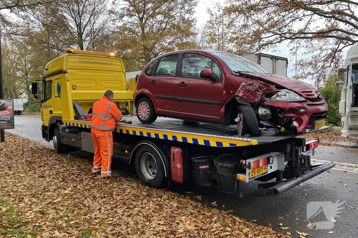 Automobilist botst op trailer van vrachtwagen