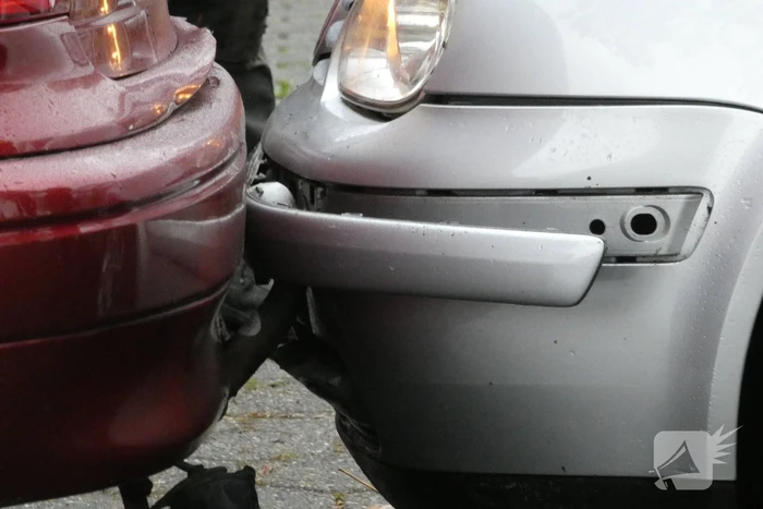 Drie auto's betrokken bij kop-staart aanrijding