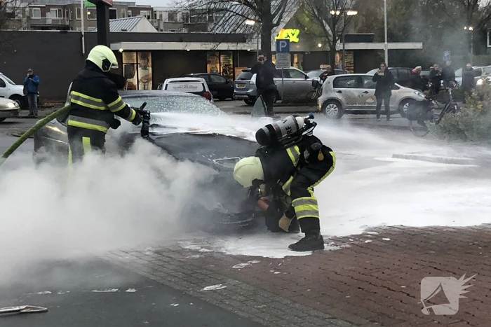 Veel rook bij autobrand