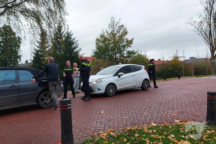 Twee auto's bertokken bij kop-staart botsing