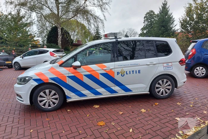 Twee auto's bertokken bij kop-staart botsing