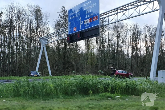 Snelweg afgesloten door ongeval met meerdere voertuigen