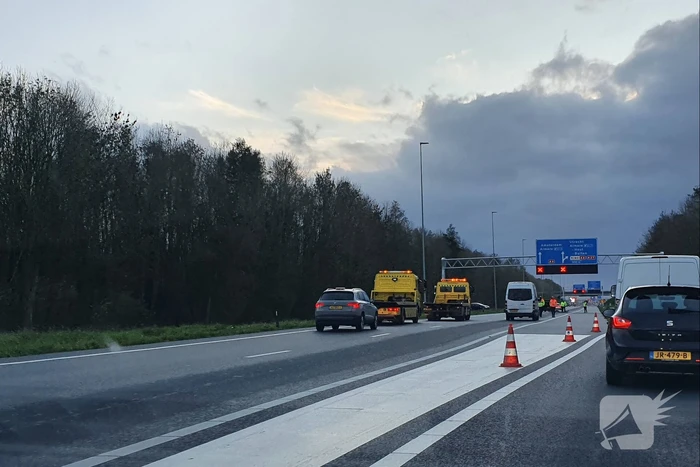Snelweg afgesloten door ongeval met meerdere voertuigen