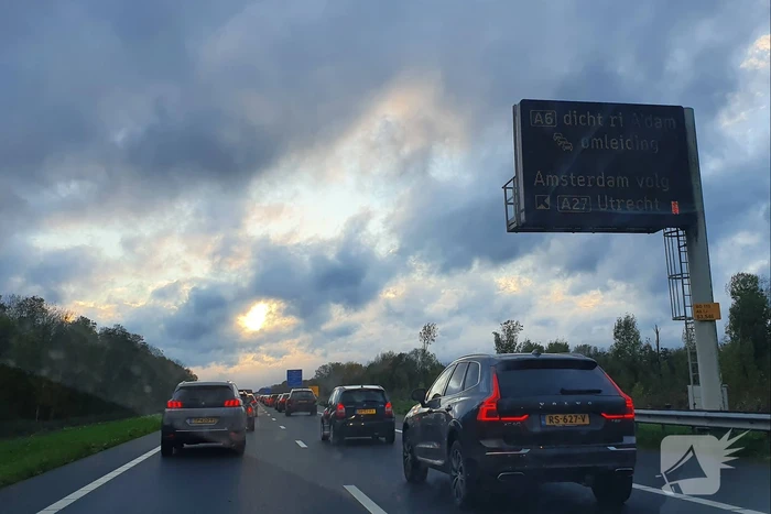 Snelweg afgesloten door ongeval met meerdere voertuigen