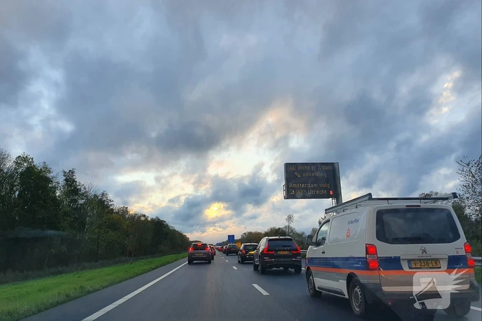 Snelweg afgesloten door ongeval met meerdere voertuigen