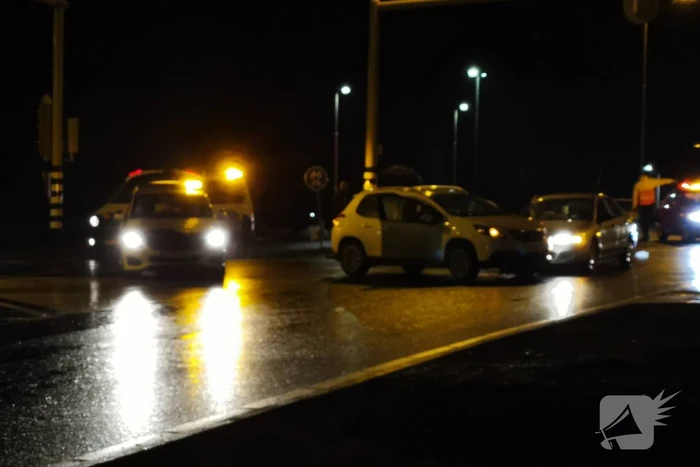 Twee auto's botsen op kruising