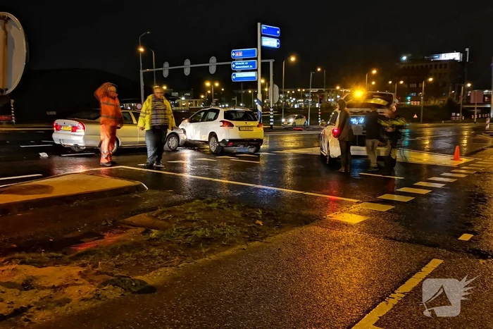 Twee auto's botsen op kruising