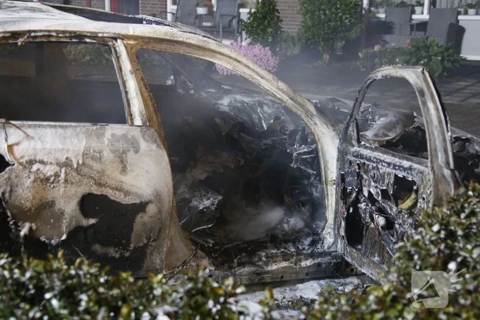 Geparkeerde auto gaat in vlammen op