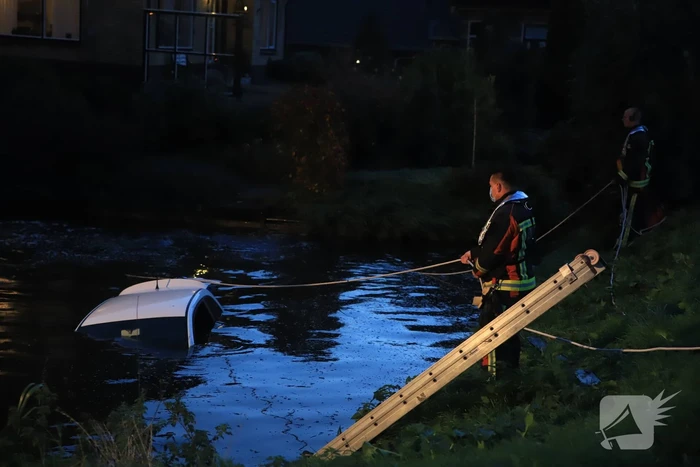 Automobiliste raakt van de weg belandt te water
