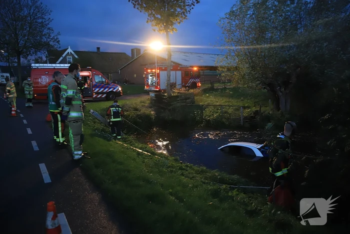 Automobiliste raakt van de weg belandt te water
