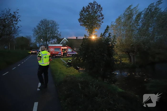 Automobiliste raakt van de weg belandt te water