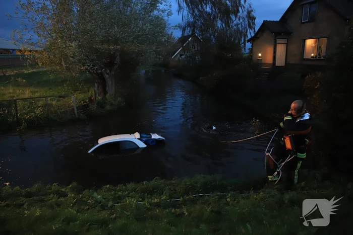 Automobiliste raakt van de weg belandt te water