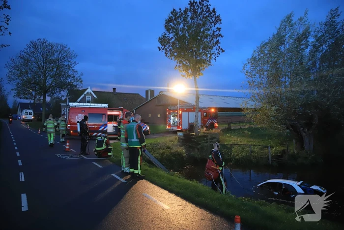 Automobiliste raakt van de weg belandt te water