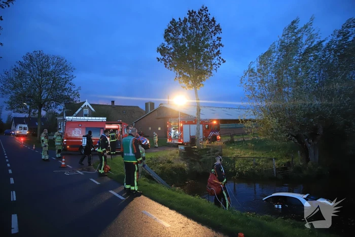 Automobiliste raakt van de weg belandt te water