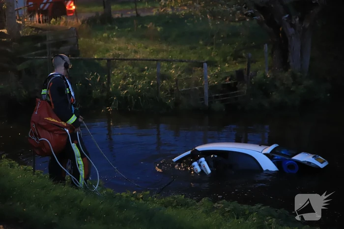 Automobiliste raakt van de weg belandt te water