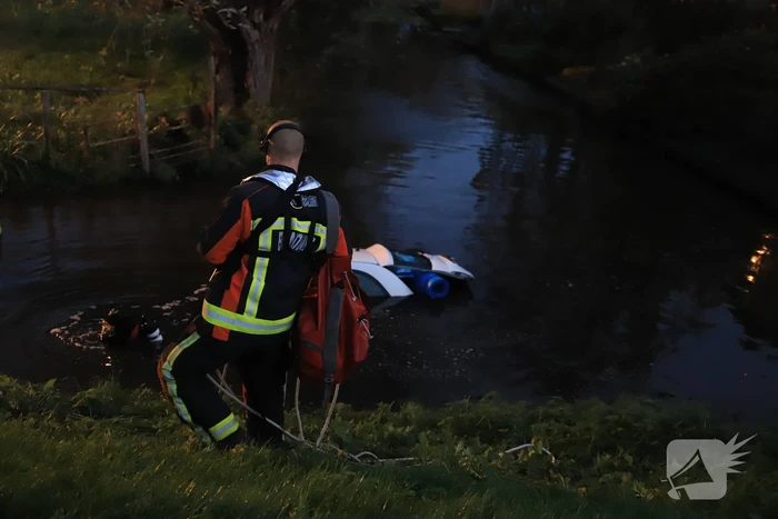 Automobiliste raakt van de weg belandt te water