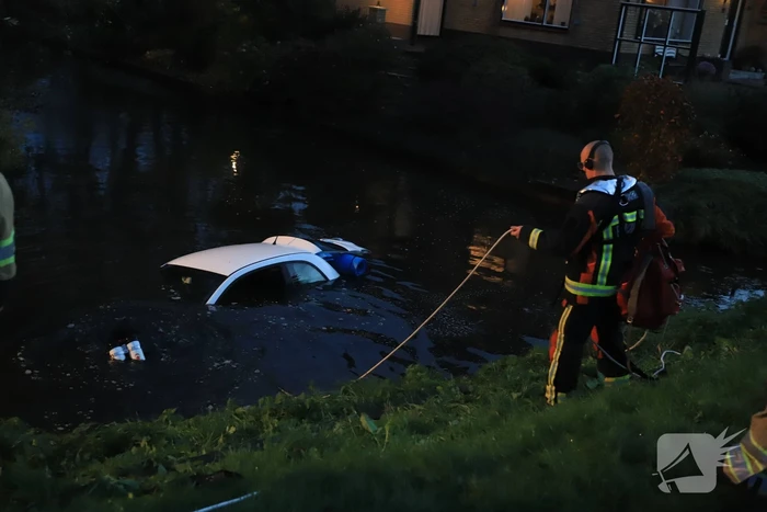 Automobiliste raakt van de weg belandt te water